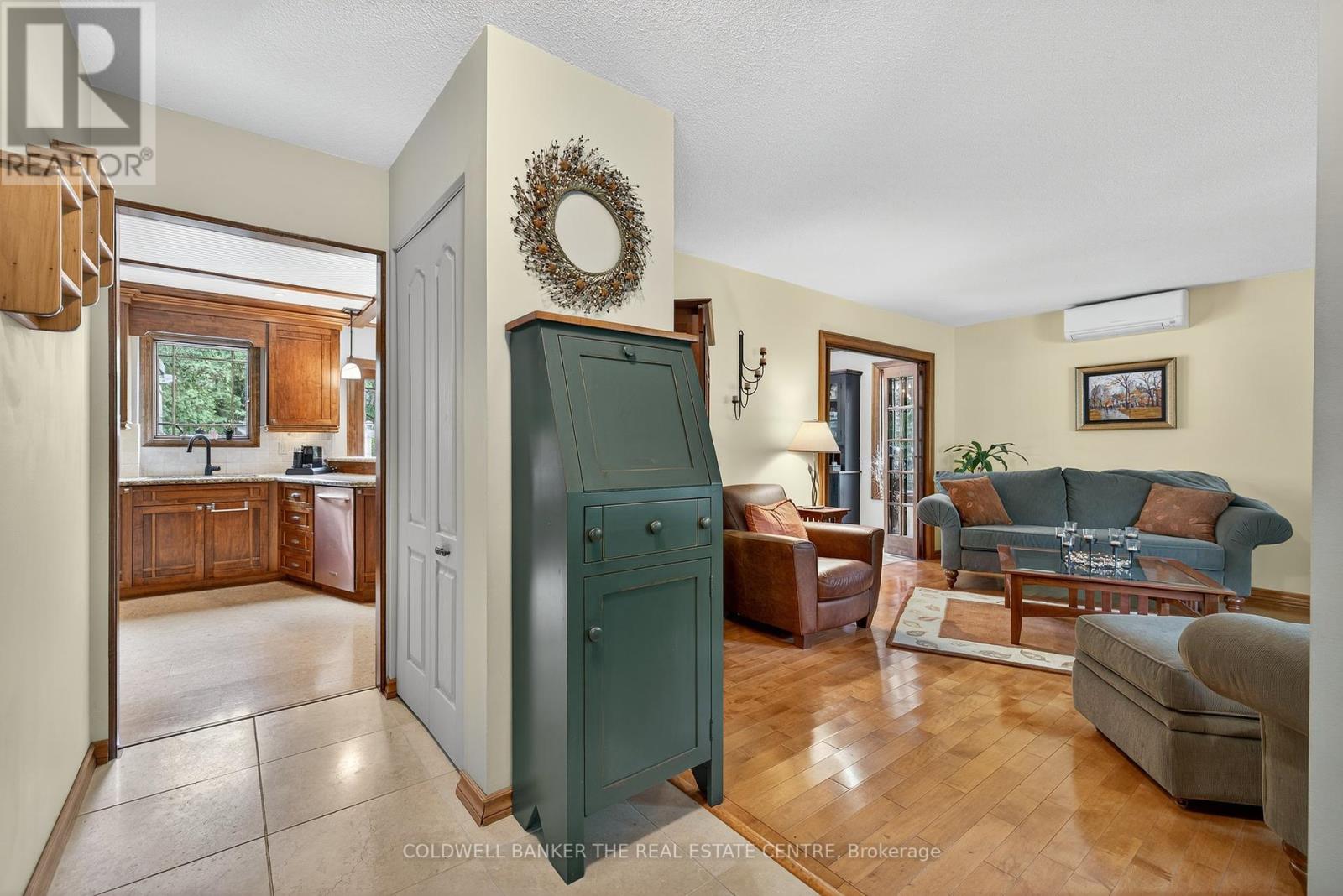 869 Magnolia Avenue, Newmarket (Huron Heights-Leslie Valley), Ontario  L3Y 5H5 - Photo 6 - N12354205