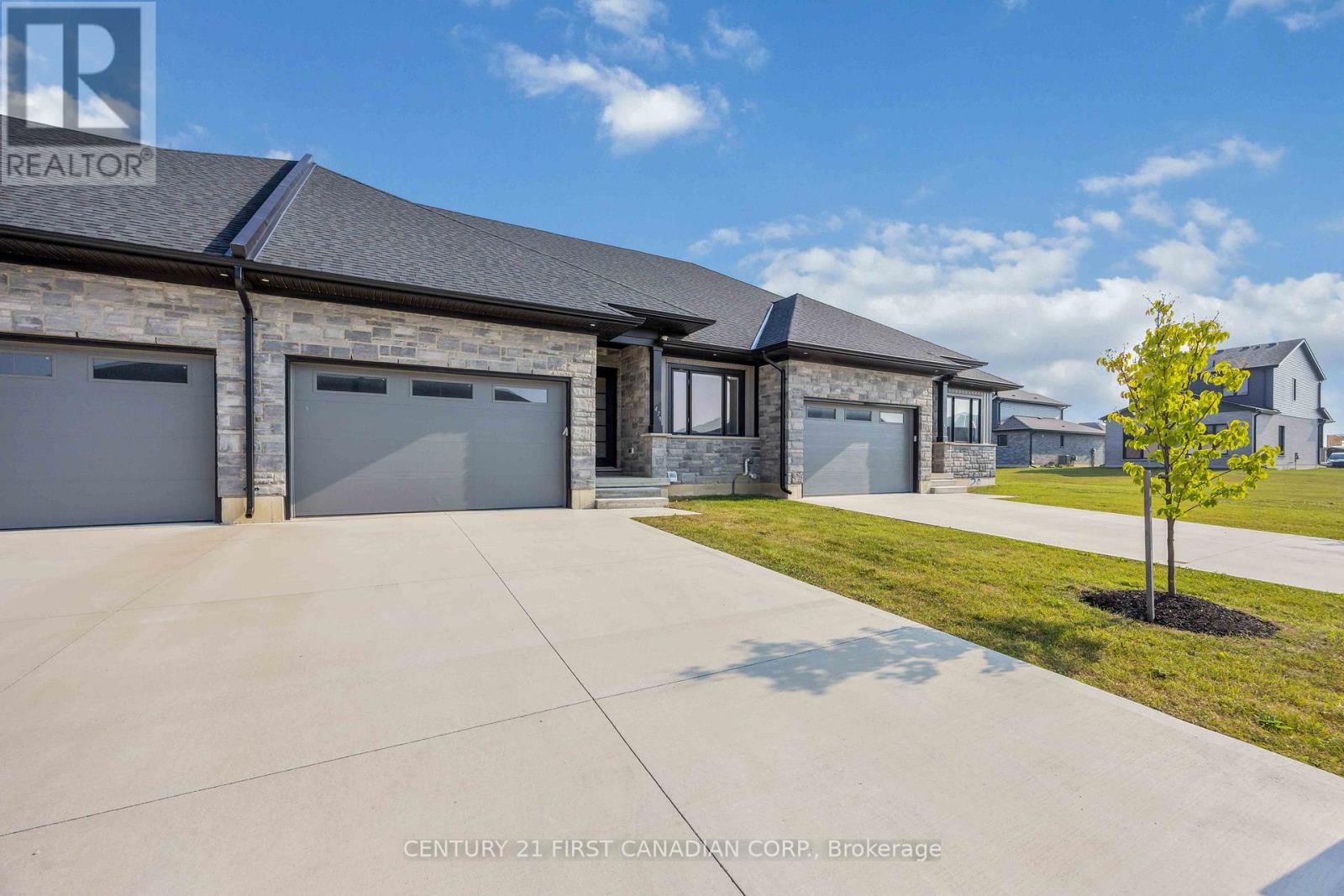 479 Kip Lane, Plympton-Wyoming, Ontario  N0N 1T0 - Photo 2 - X12285793