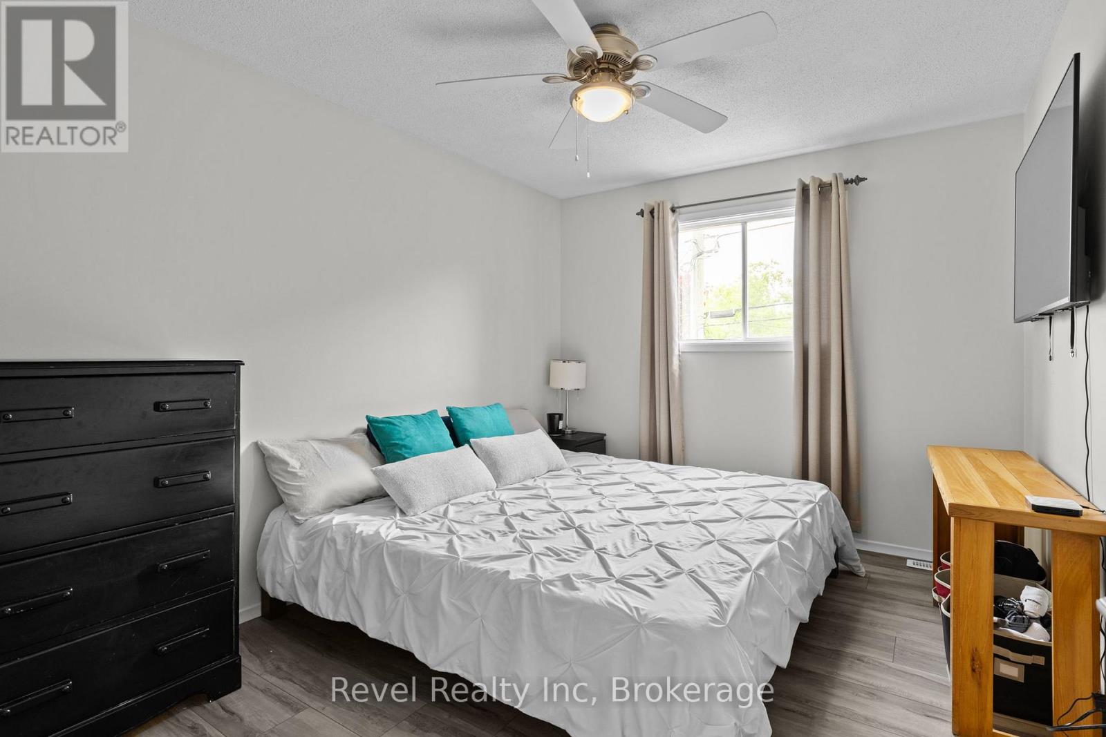 35 Macklaim Drive, Parry Sound, Ontario  P2A 2Z7 - Photo 12 - X12354333