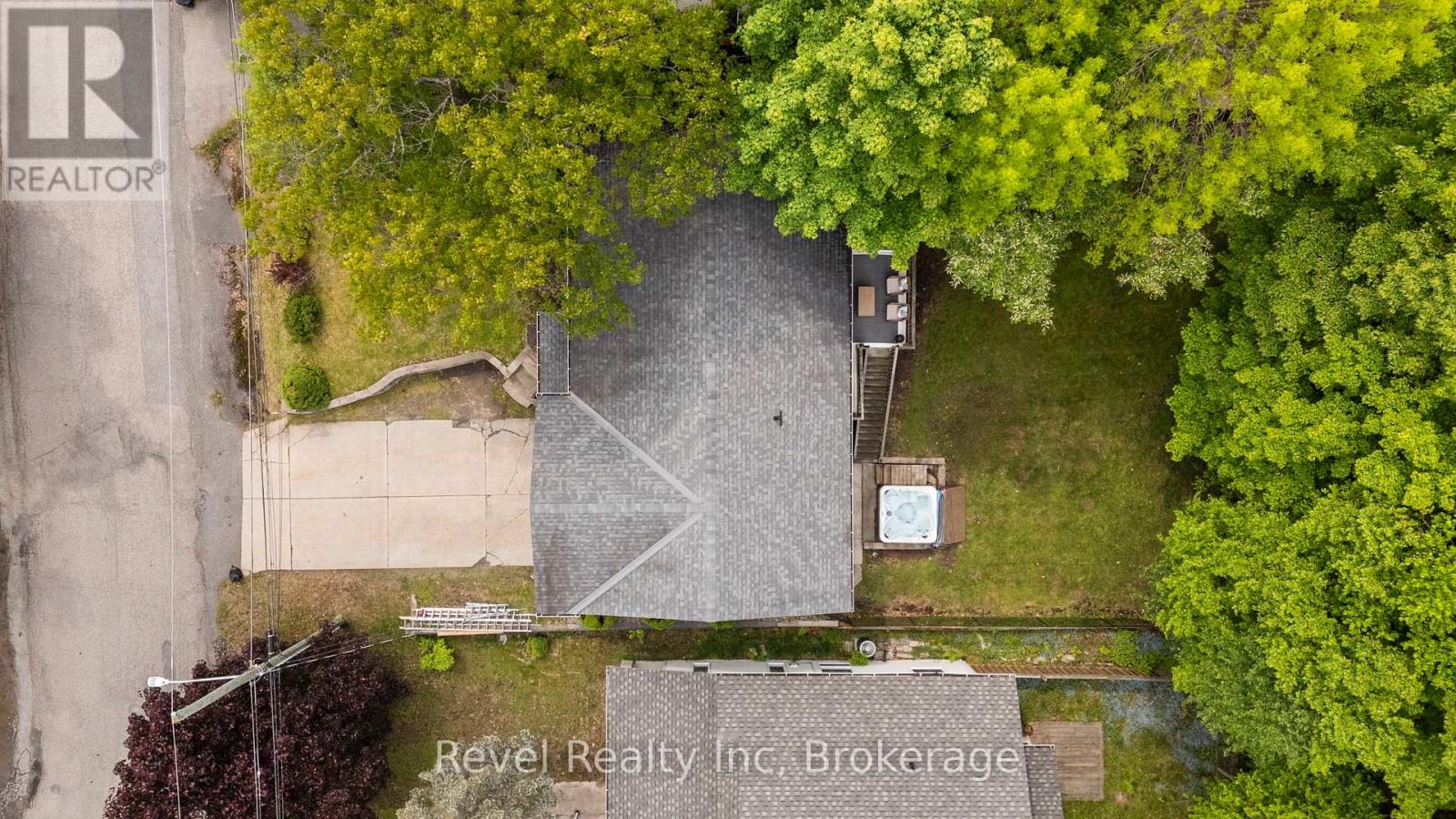 35 Macklaim Drive, Parry Sound, Ontario  P2A 2Z7 - Photo 4 - X12354333