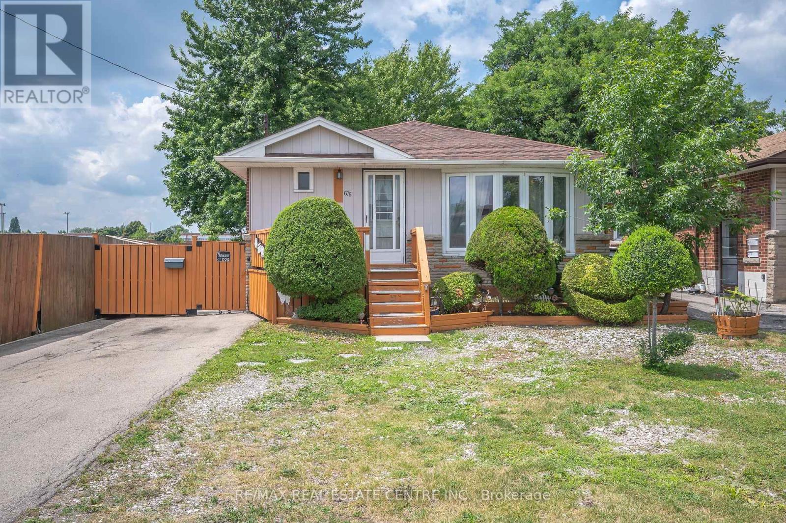 676 UPPER WENTWORTH STREET, Hamilton, Ontario