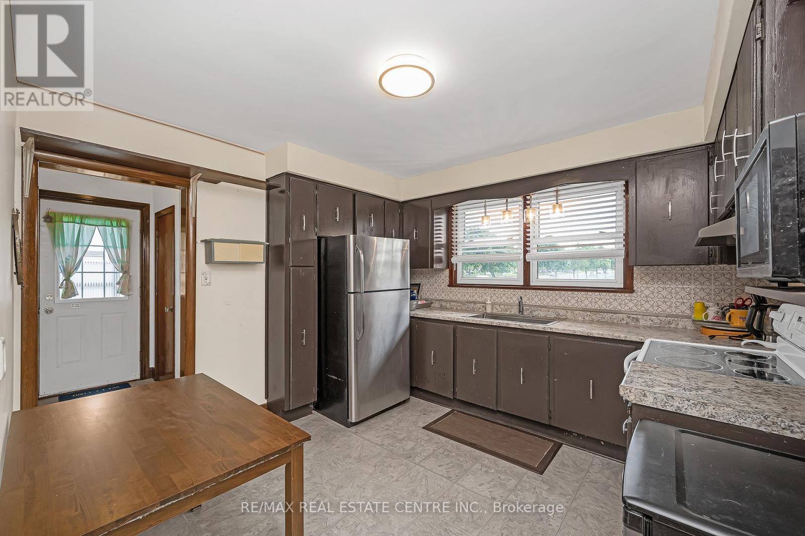 676 Upper Wentworth Street, Hamilton, Ontario  L9A 4V5 - Photo 11 - X12354195