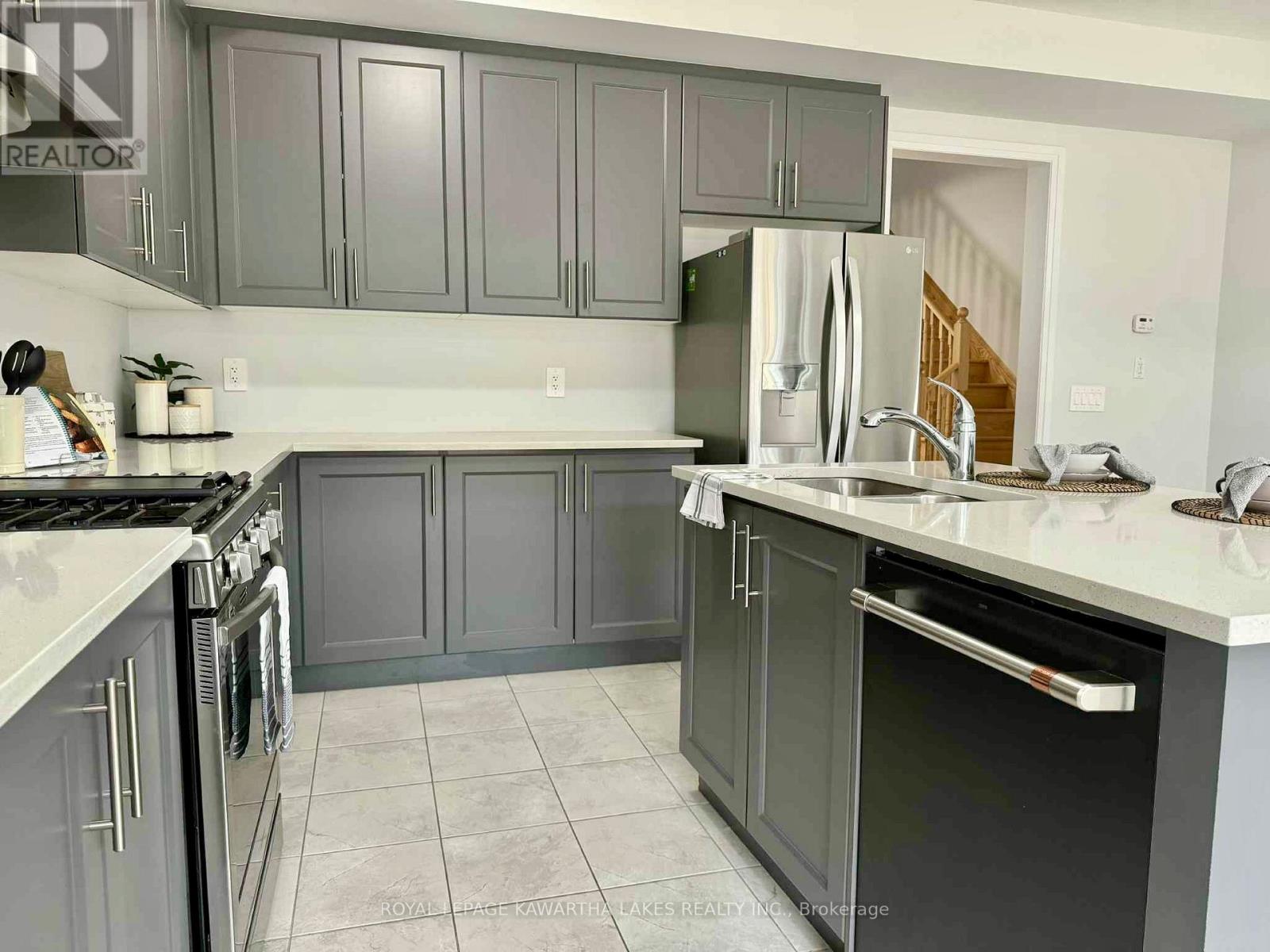 19 Keenan Street, Kawartha Lakes, Ontario  K9V 6C2 - Photo 4 - X12354421