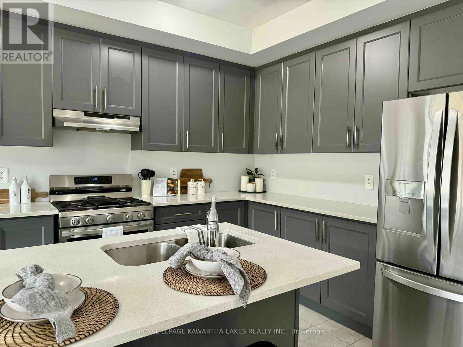 19 Keenan Street, Kawartha Lakes, Ontario  K9V 6C2 - Photo 8 - X12354421