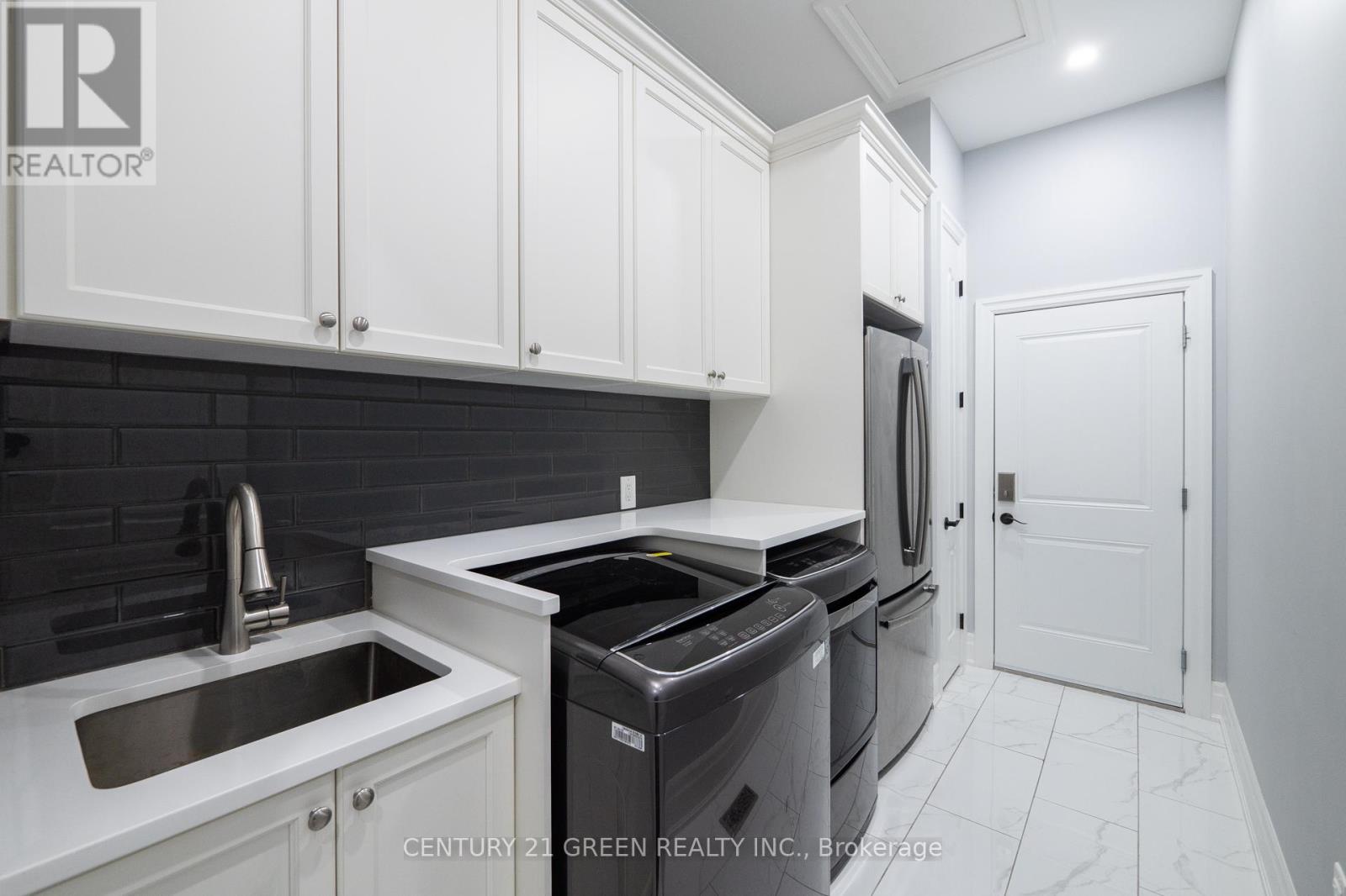 679 Hiawatha Boulevard, Hamilton, Ontario  L9G 3A6 - Photo 18 - X12354044