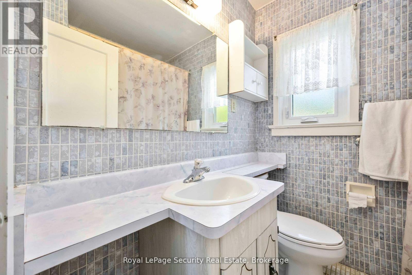 405 Rustic Road, Toronto, Ontario  M6L 1W8 - Photo 10 - W12354258