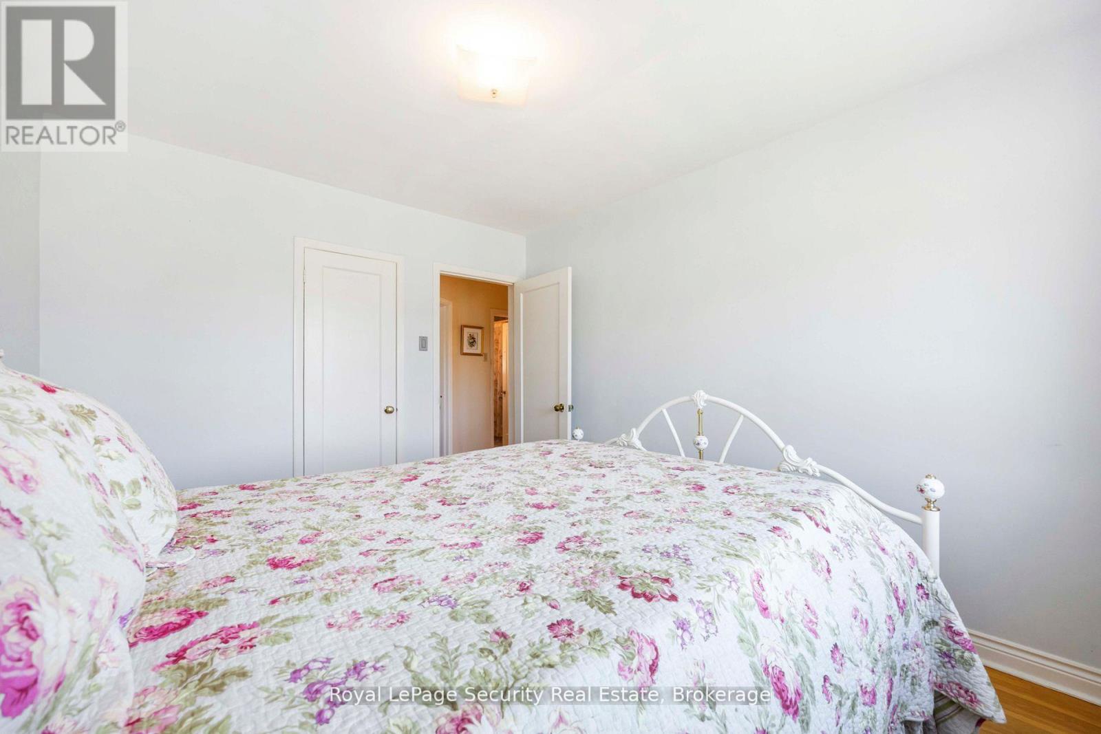 405 Rustic Road, Toronto, Ontario  M6L 1W8 - Photo 12 - W12354258