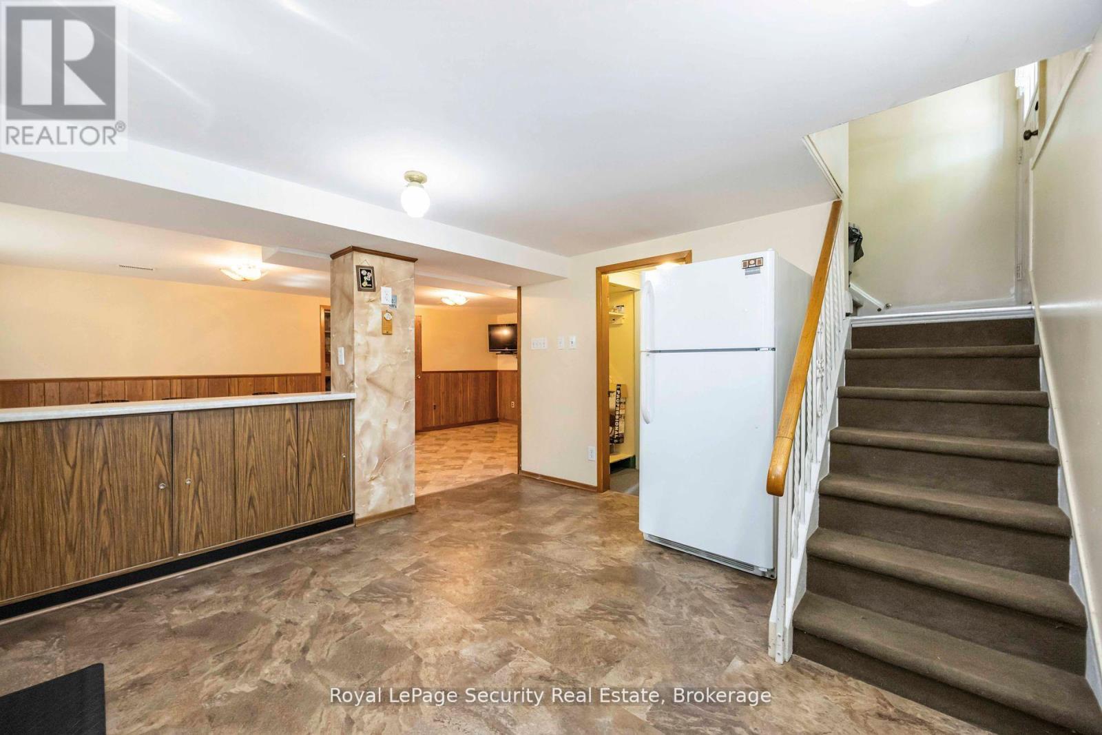 405 Rustic Road, Toronto, Ontario  M6L 1W8 - Photo 14 - W12354258