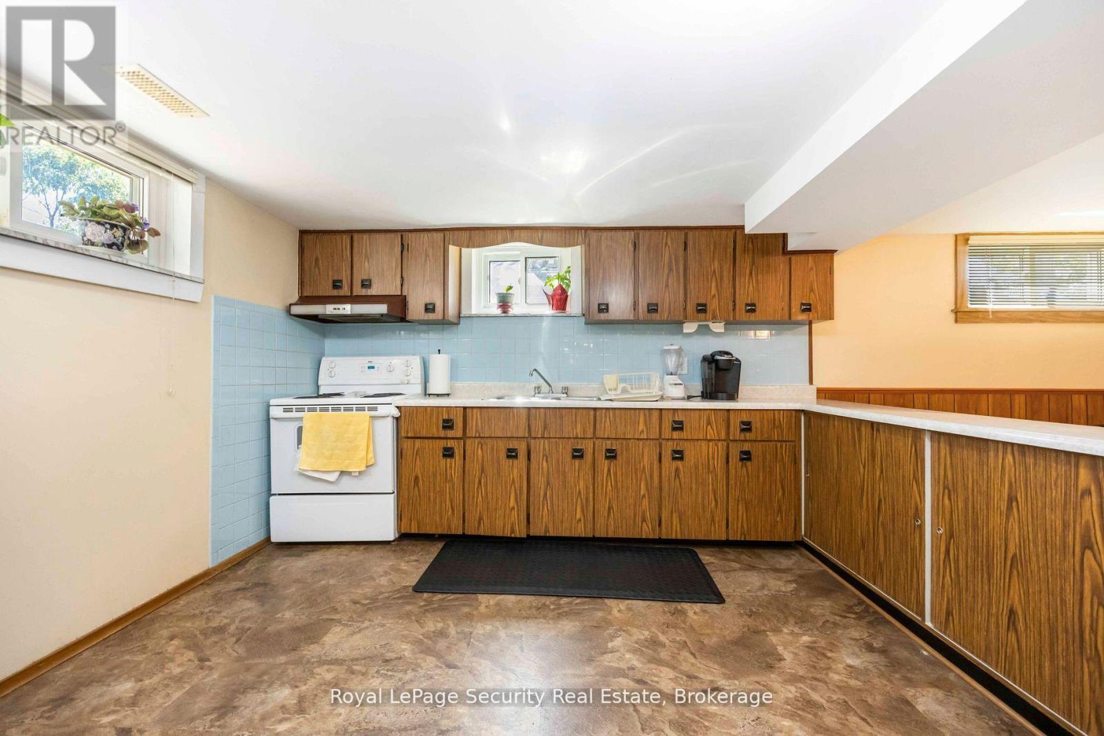 405 Rustic Road, Toronto, Ontario  M6L 1W8 - Photo 15 - W12354258