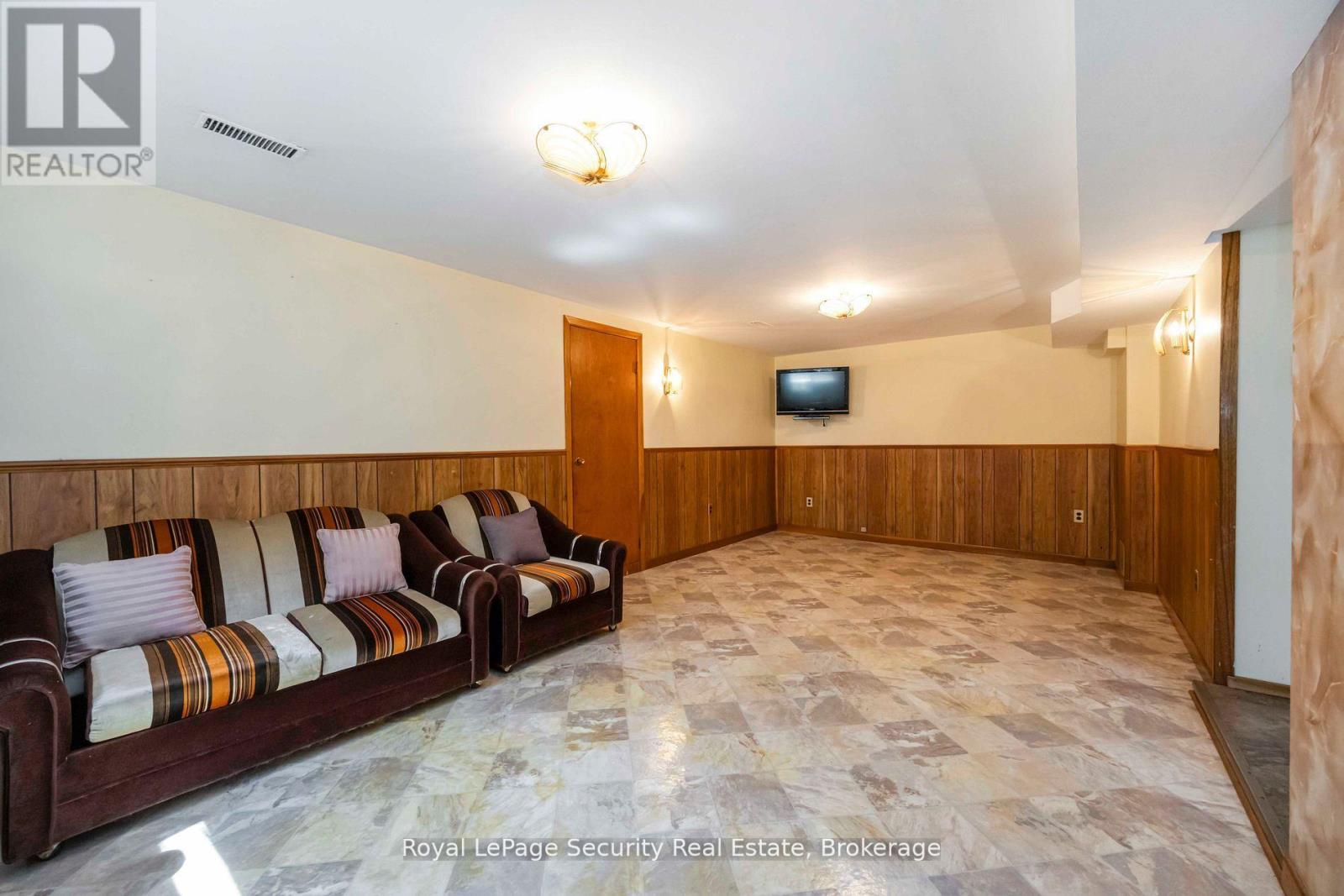 405 Rustic Road, Toronto, Ontario  M6L 1W8 - Photo 16 - W12354258