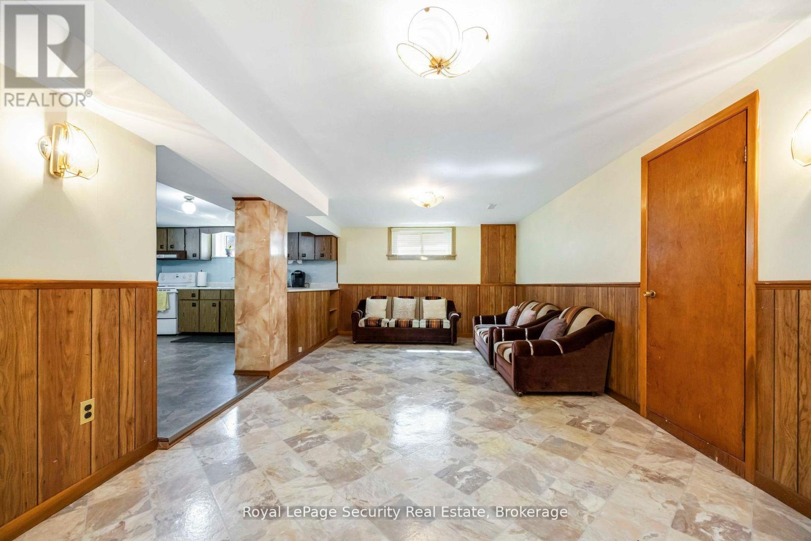 405 Rustic Road, Toronto, Ontario  M6L 1W8 - Photo 17 - W12354258