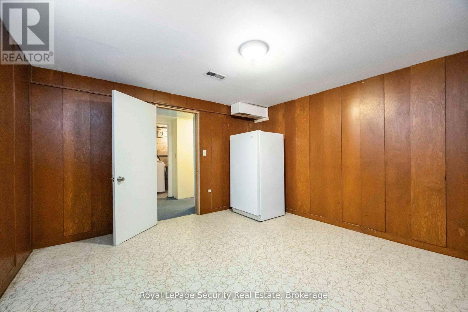 405 Rustic Road, Toronto, Ontario  M6L 1W8 - Photo 18 - W12354258