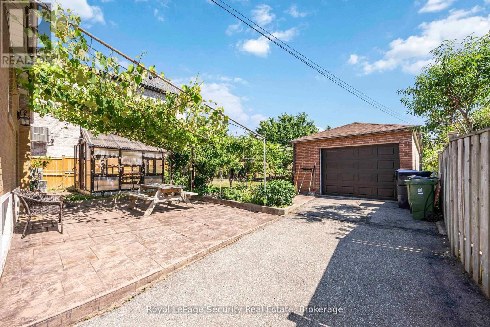405 Rustic Road, Toronto, Ontario  M6L 1W8 - Photo 19 - W12354258