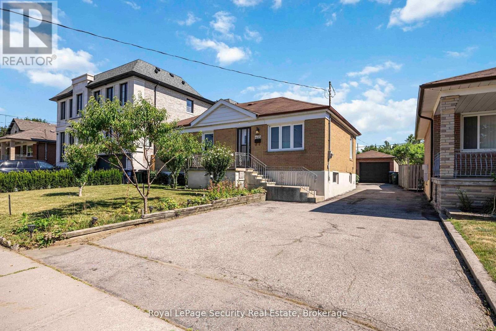 405 Rustic Road, Toronto, Ontario  M6L 1W8 - Photo 2 - W12354258