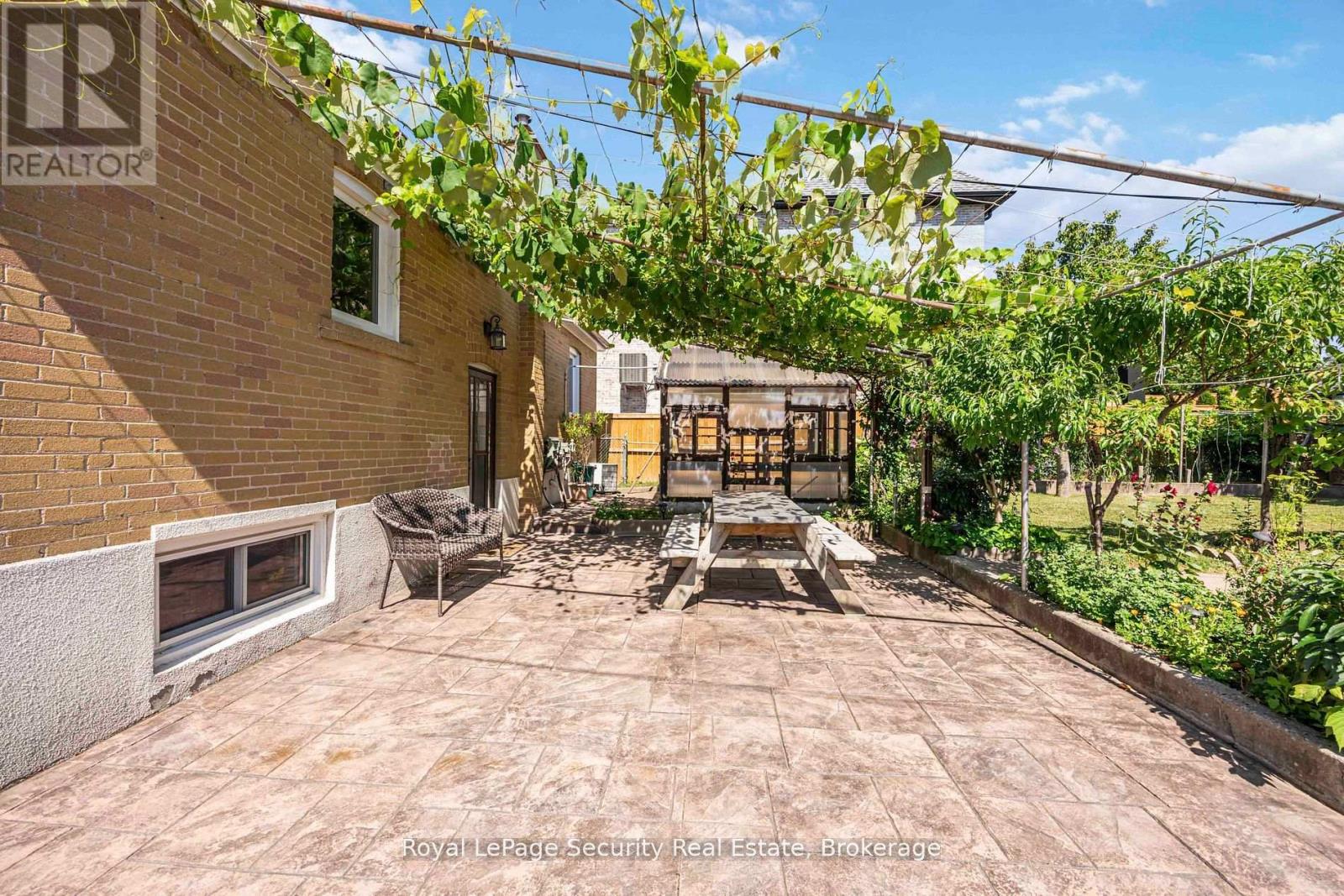 405 Rustic Road, Toronto, Ontario  M6L 1W8 - Photo 20 - W12354258