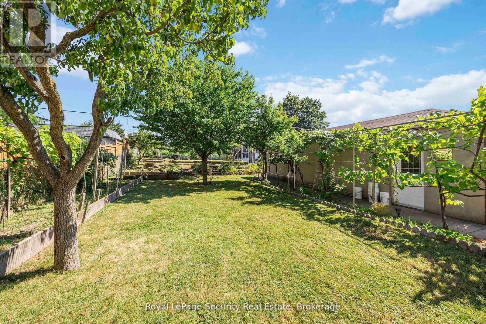 405 Rustic Road, Toronto, Ontario  M6L 1W8 - Photo 21 - W12354258