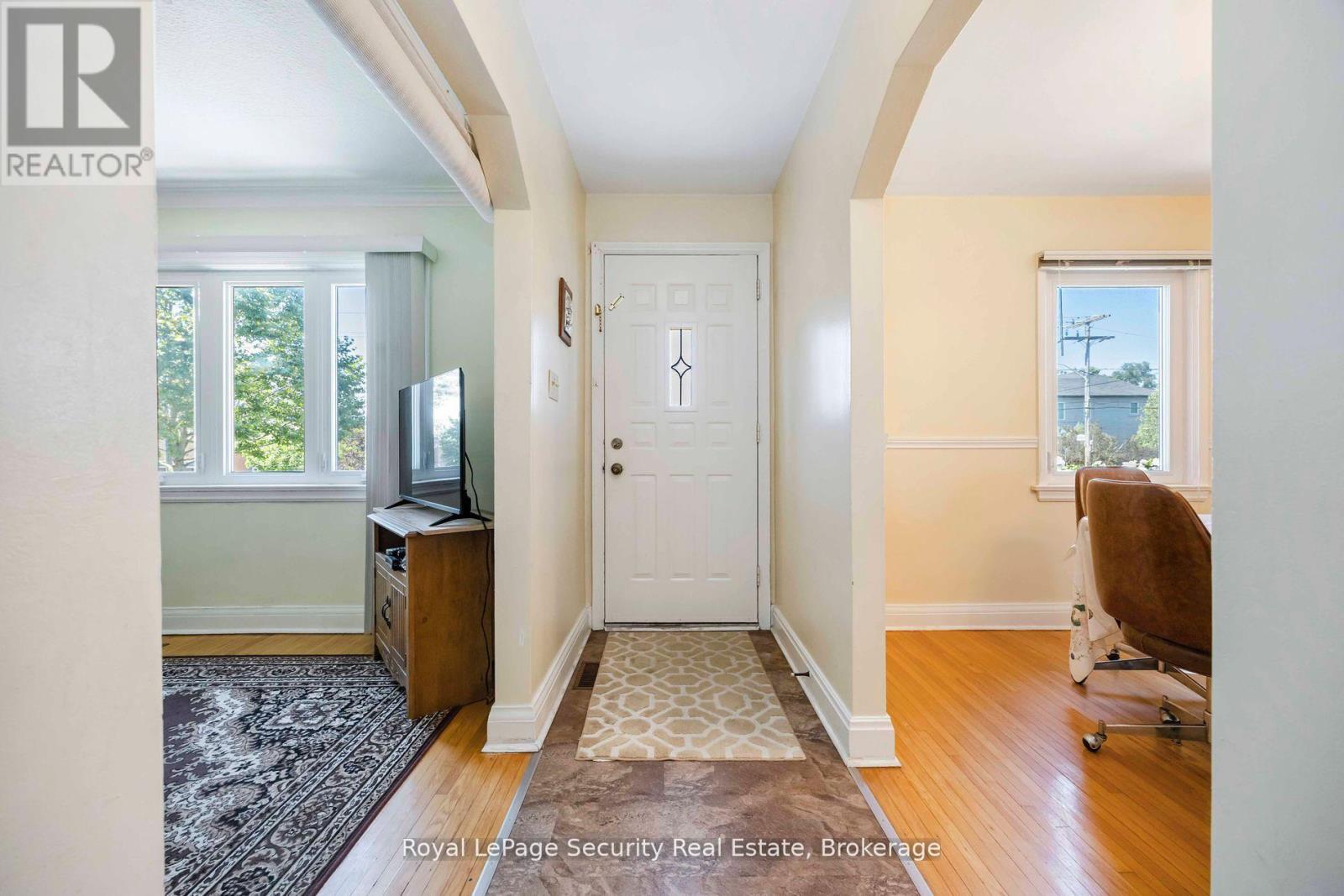 405 Rustic Road, Toronto, Ontario  M6L 1W8 - Photo 3 - W12354258