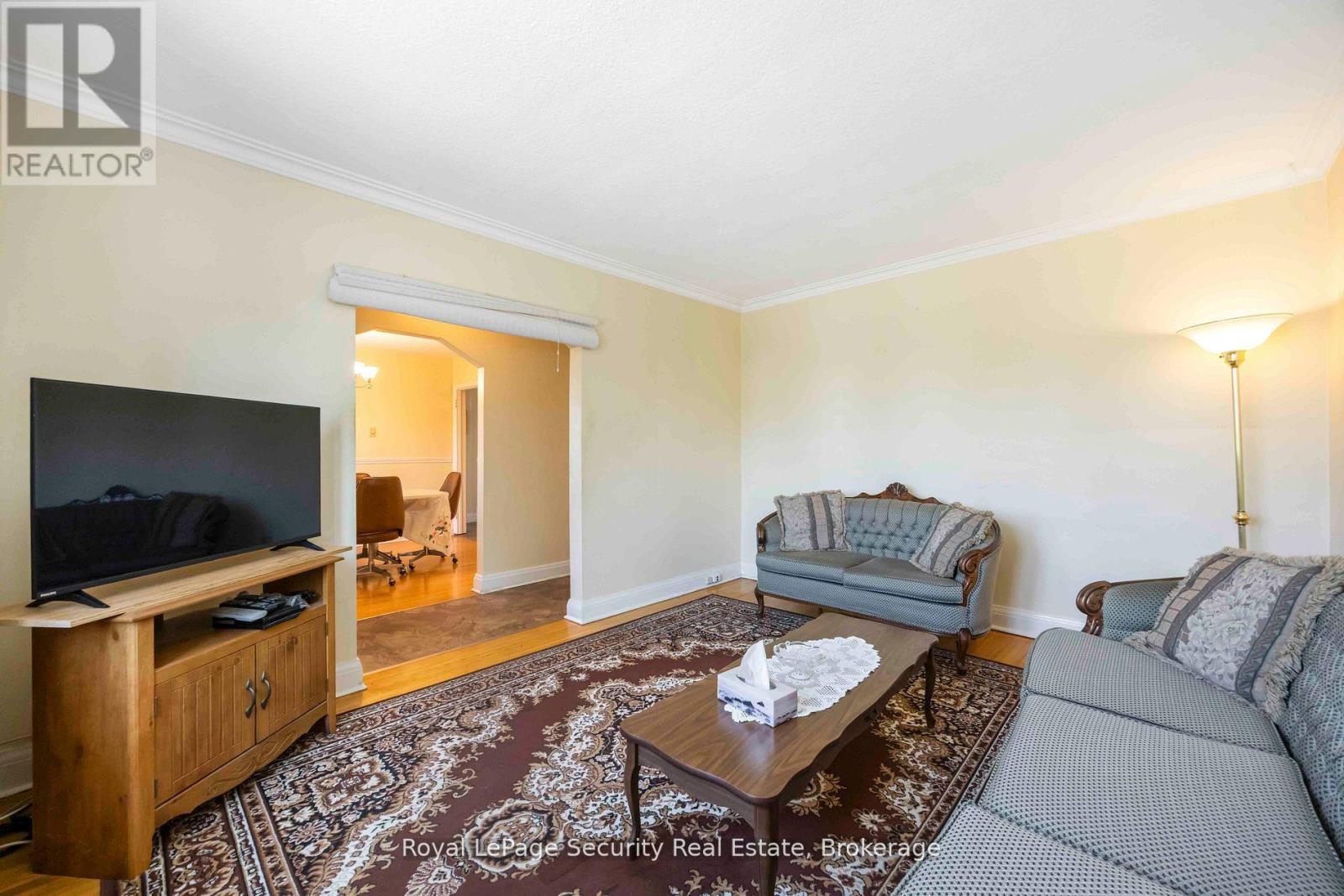 405 Rustic Road, Toronto, Ontario  M6L 1W8 - Photo 4 - W12354258