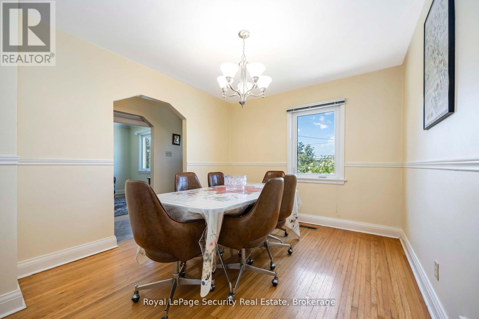 405 Rustic Road, Toronto, Ontario  M6L 1W8 - Photo 5 - W12354258