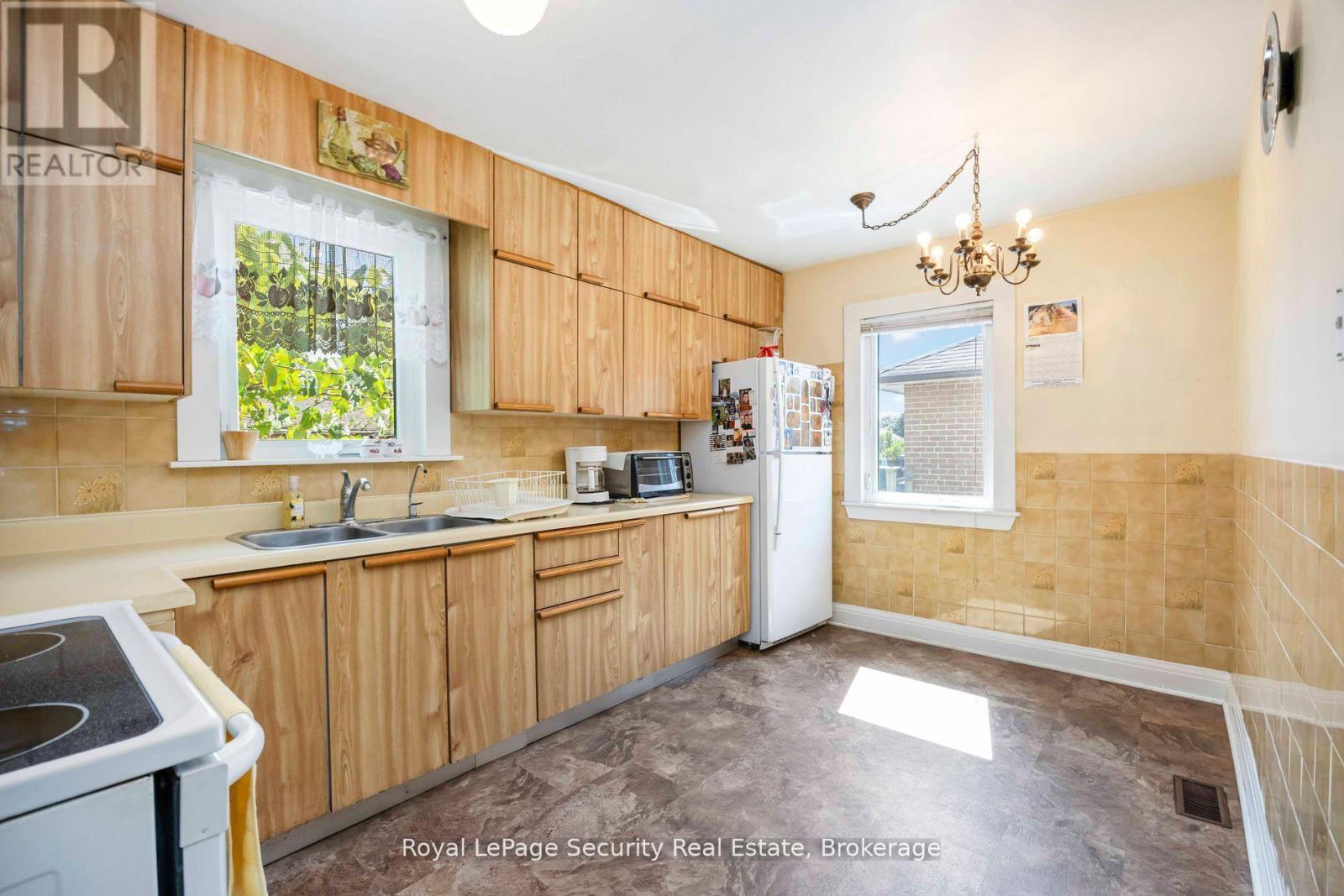 405 Rustic Road, Toronto, Ontario  M6L 1W8 - Photo 6 - W12354258