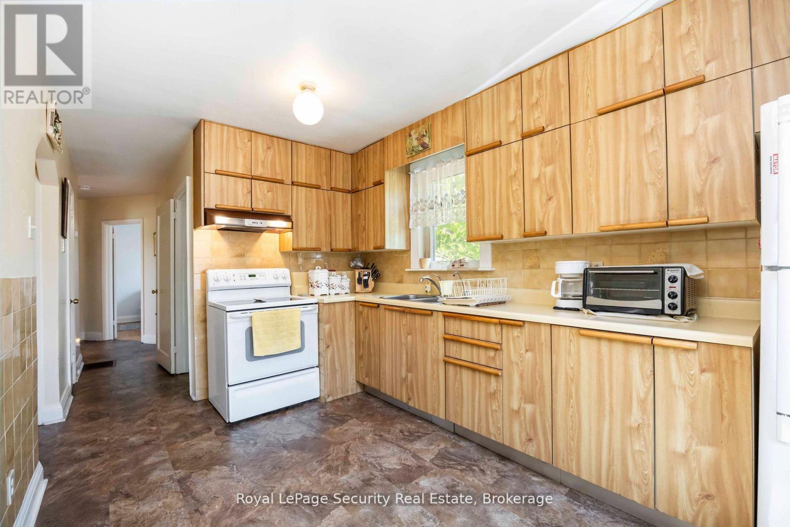 405 Rustic Road, Toronto, Ontario  M6L 1W8 - Photo 7 - W12354258