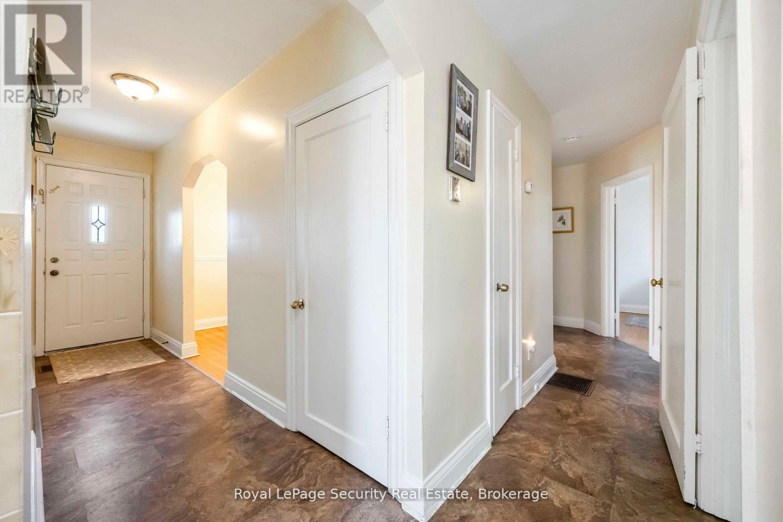 405 Rustic Road, Toronto, Ontario  M6L 1W8 - Photo 8 - W12354258