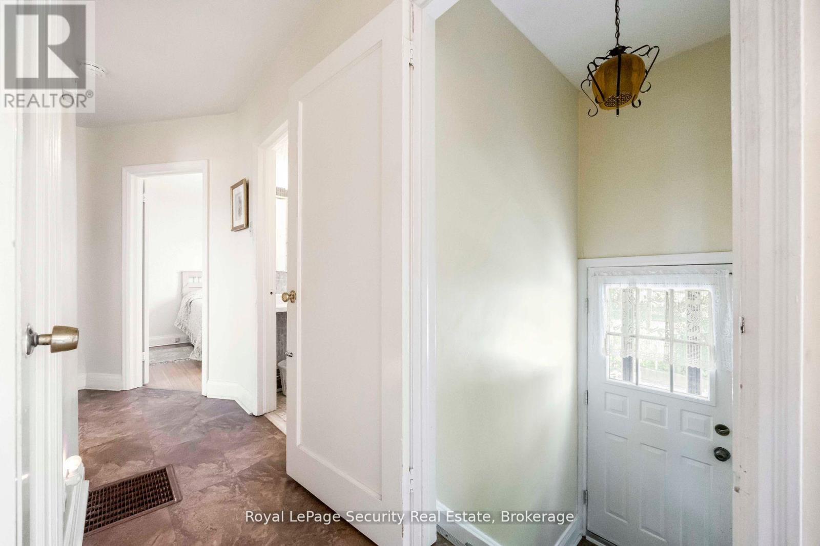 405 Rustic Road, Toronto, Ontario  M6L 1W8 - Photo 9 - W12354258