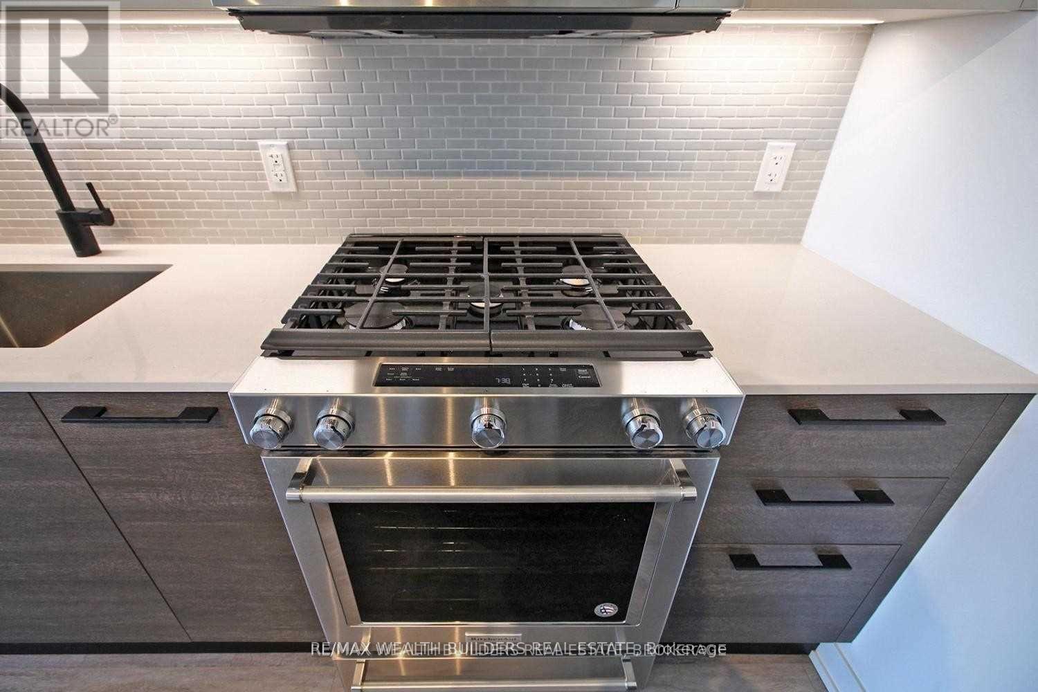 511 - 2118 Bloor Street W, Toronto, Ontario  M6S 1M8 - Photo 11 - W12354405