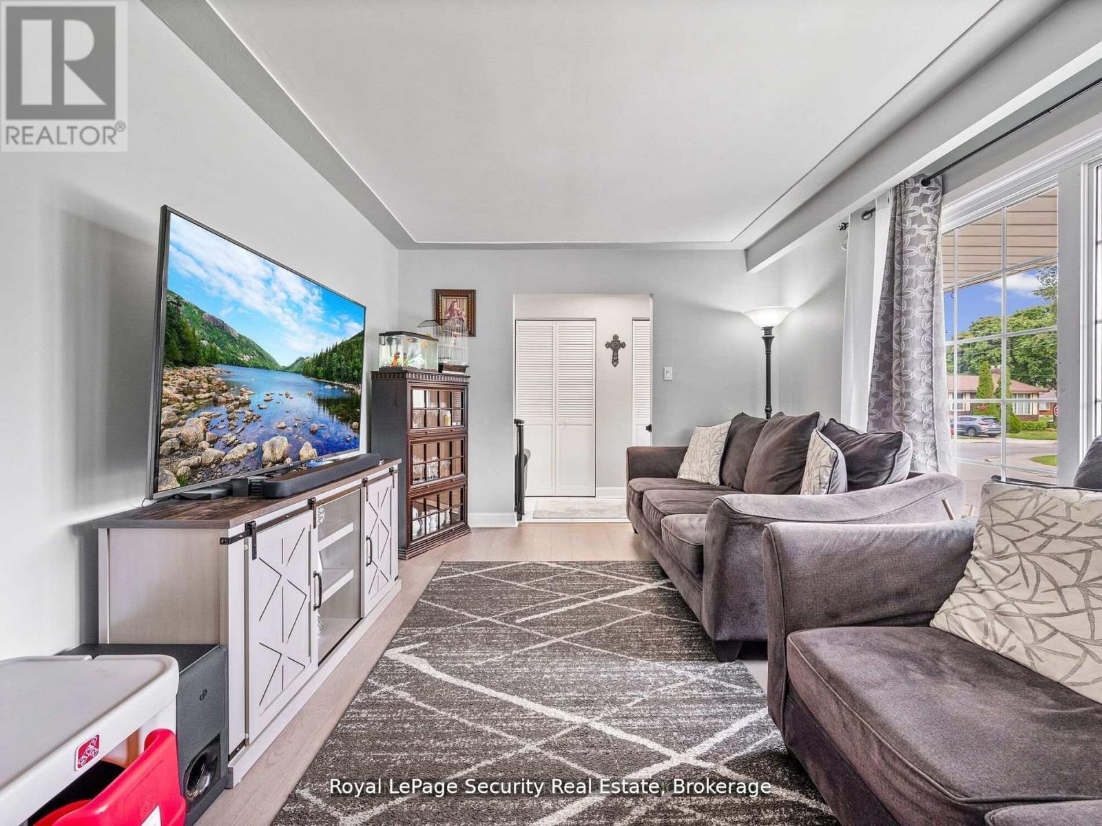2 Maitland Avenue, Hamilton, Ontario  L9A 3J3 - Photo 11 - X12354401