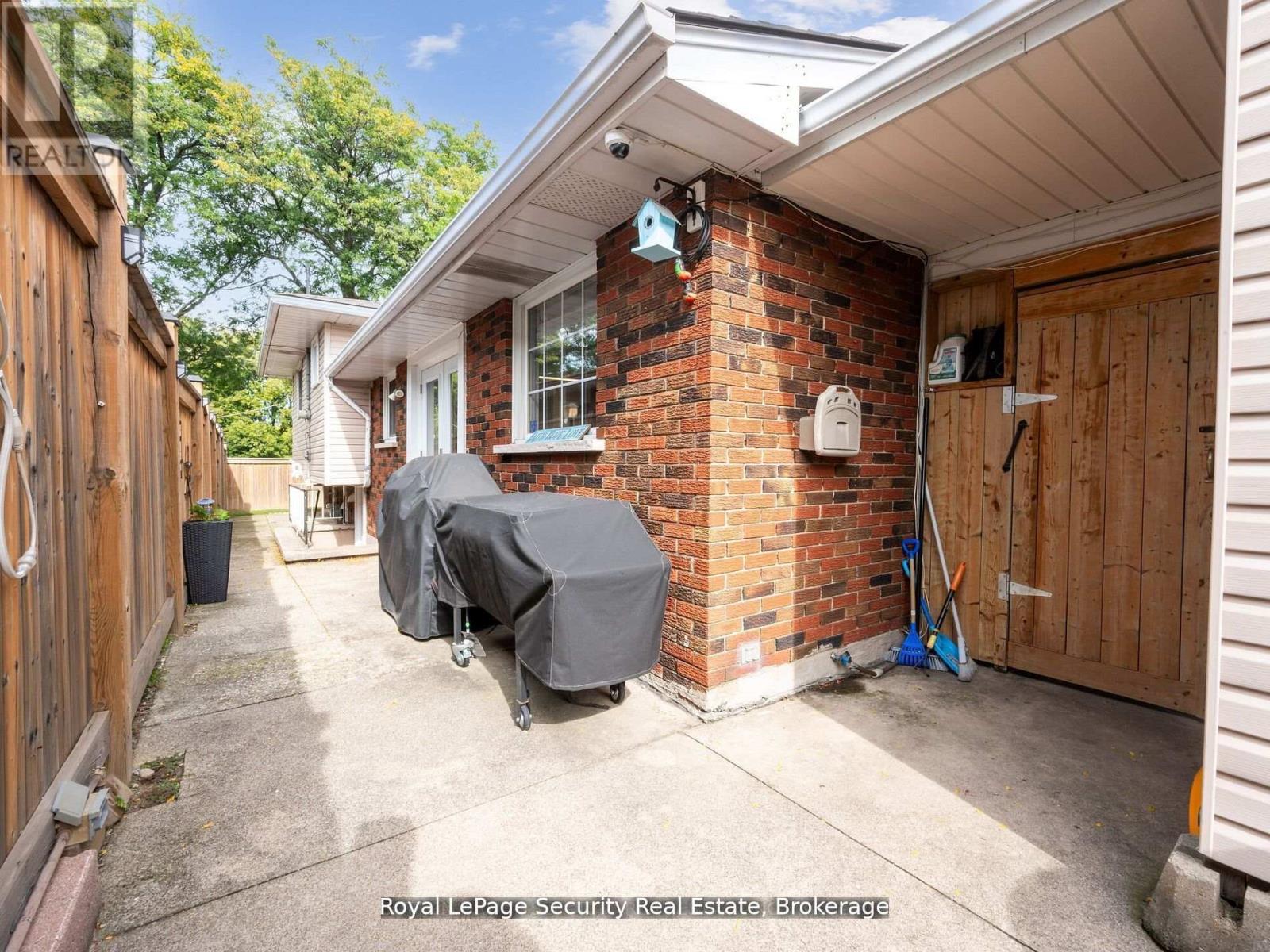 2 Maitland Avenue, Hamilton, Ontario  L9A 3J3 - Photo 32 - X12354401