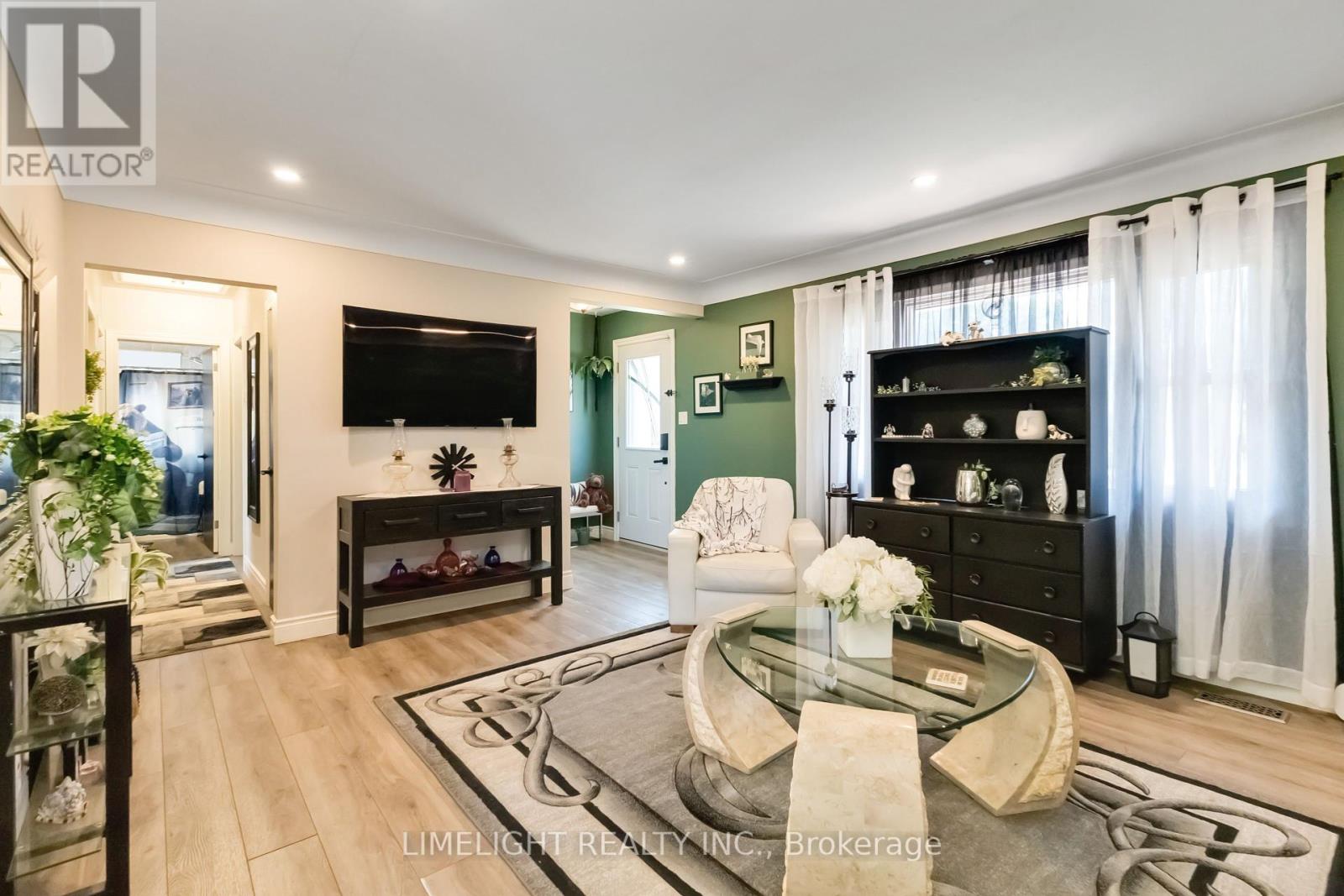 124 Susan Avenue, London East, Ontario  N5V 2G4 - Photo 7 - X12354546