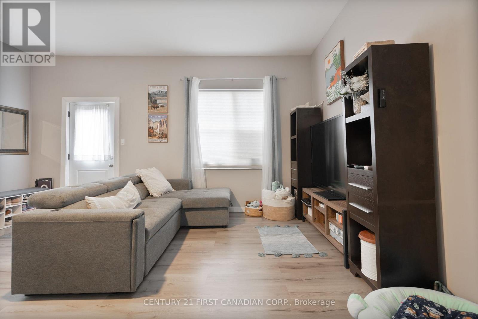 22430 Adelaide Road, Strathroy-Caradoc, Ontario  N0L 1W0 - Photo 6 - X12354620