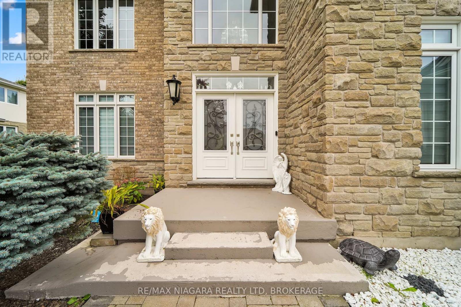 8018 Cathedral Drive, Niagara Falls, Ontario  L2H 2Z2 - Photo 3 - X12354592