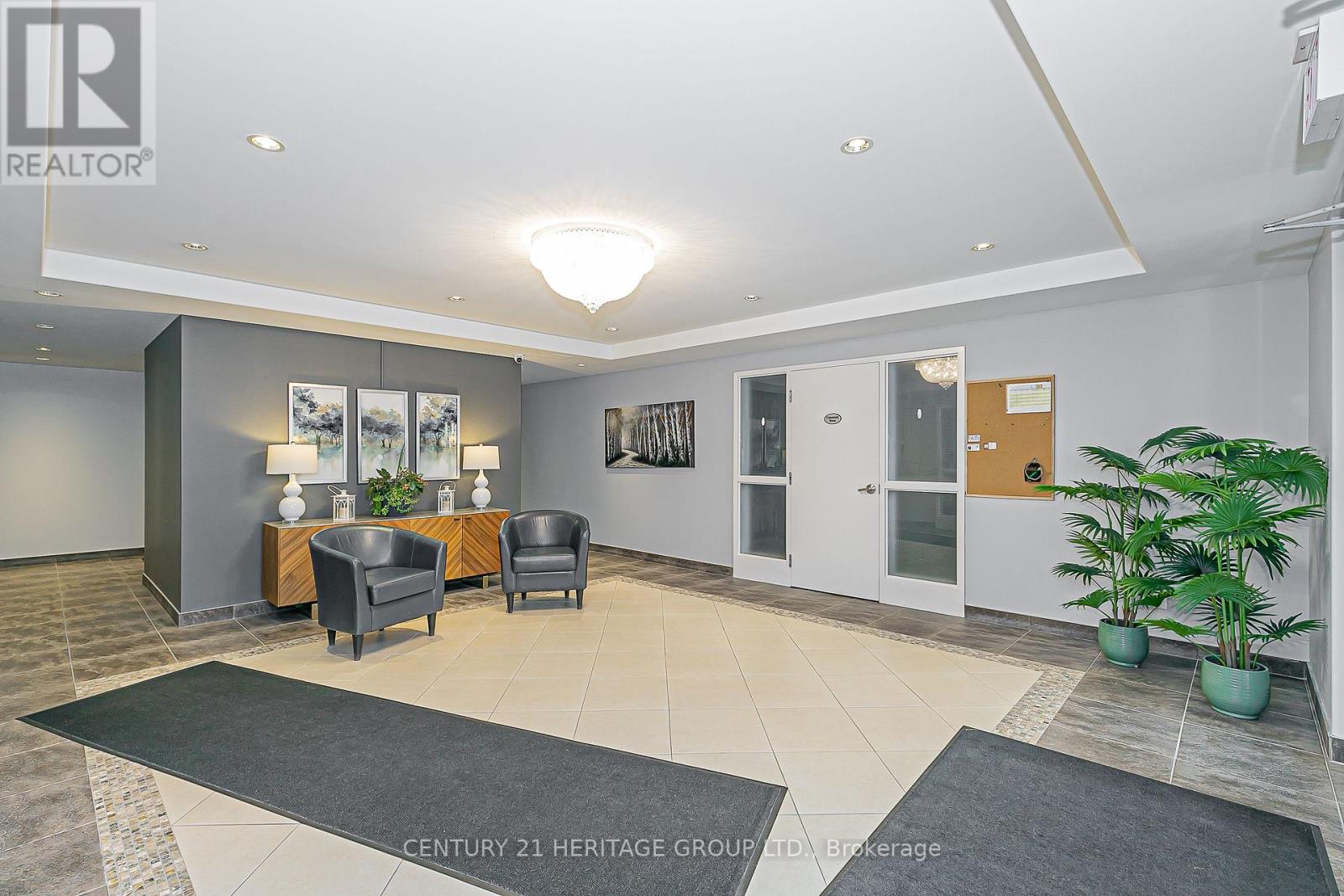 202 - 10 Ashton Road, Newmarket, Ontario  L3Y 5V5 - Photo 3 - N12354472