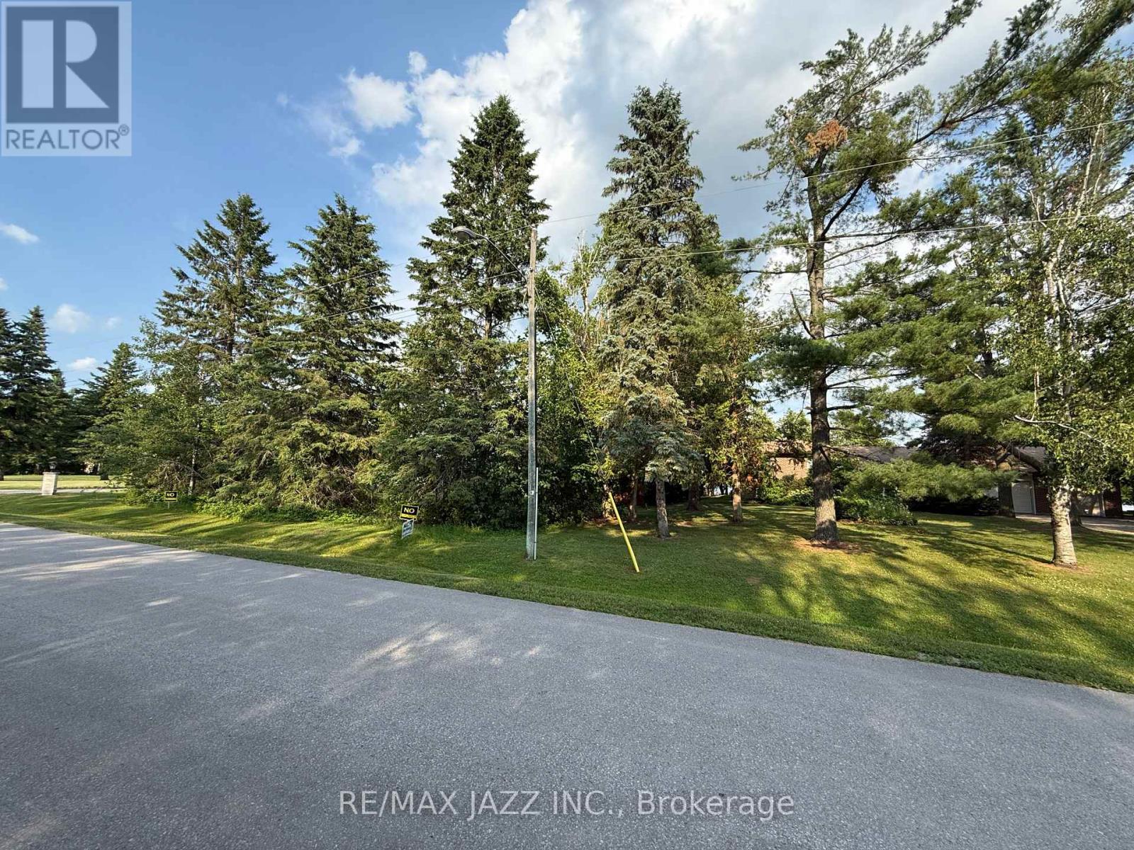 90/92 Pinewood Boulevard, Kawartha Lakes, Ontario  K0M 2T0 - Photo 13 - X12354572