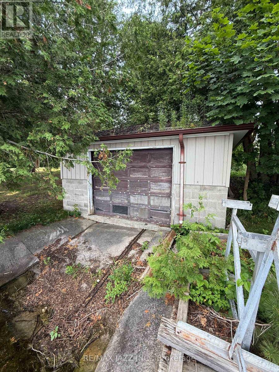 90/92 Pinewood Boulevard, Kawartha Lakes, Ontario  K0M 2T0 - Photo 8 - X12354572