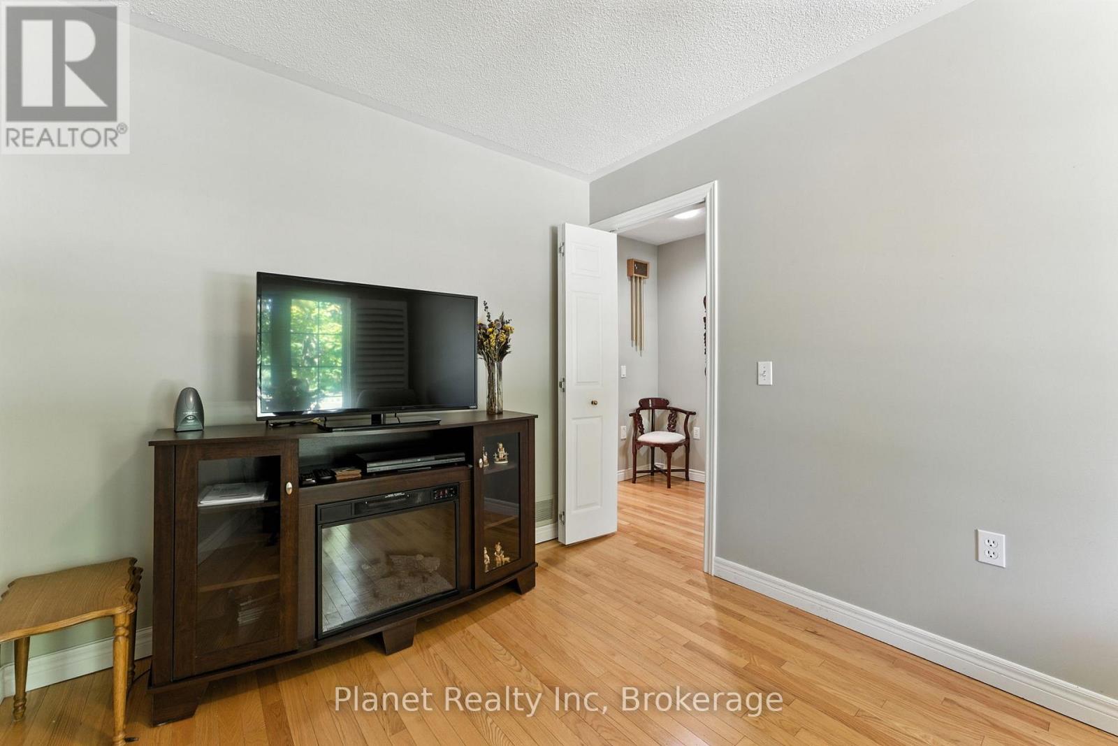19 Village Green Drive, Guelph, Ontario  N1G 4X7 - Photo 11 - X12354605