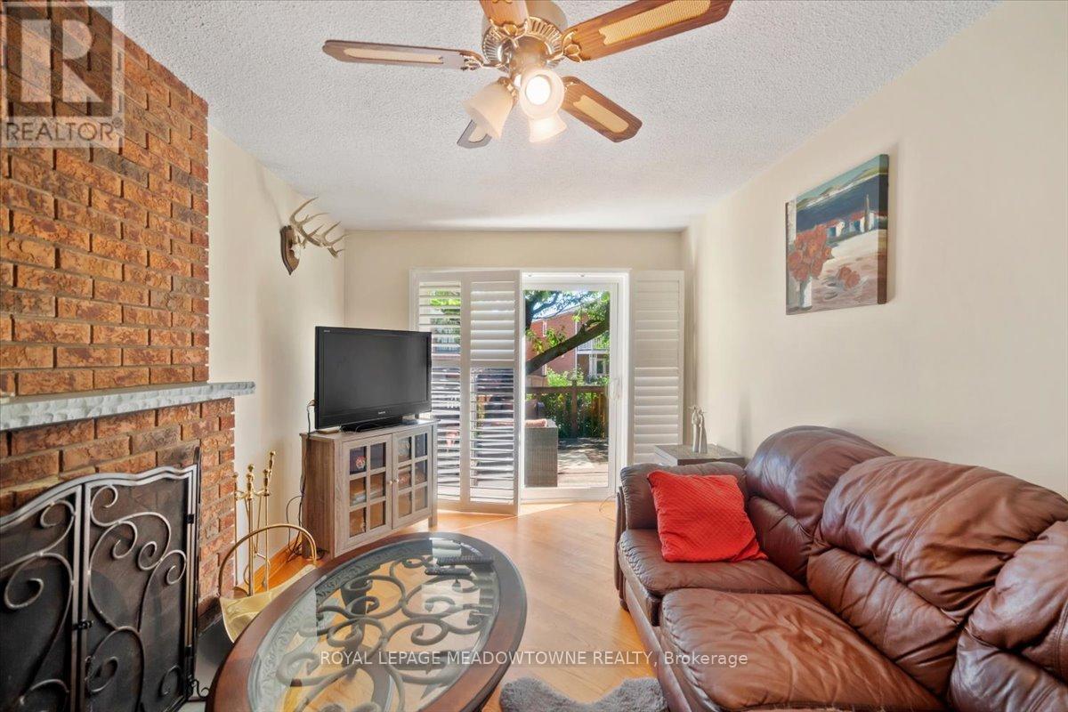 836 Greycedar Crescent, Mississauga (Rathwood), Ontario  L4W 3J8 - Photo 12 - W12354482