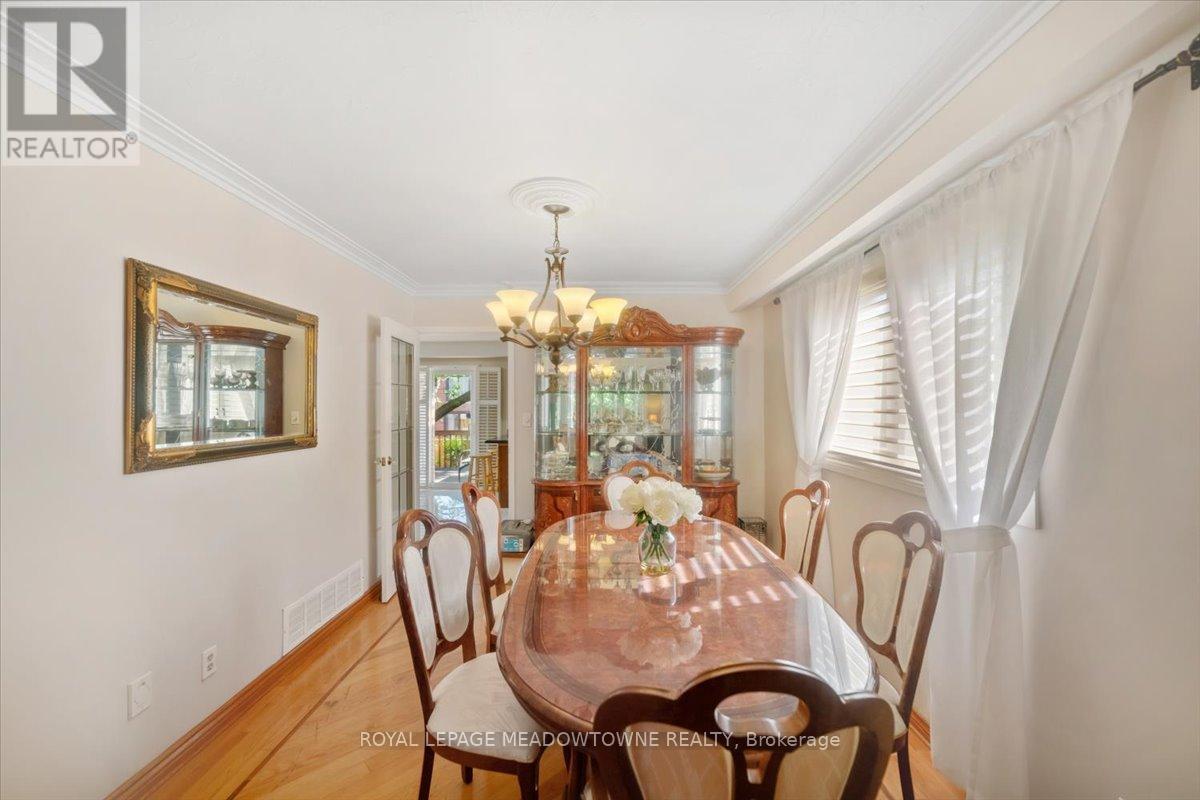 836 Greycedar Crescent, Mississauga (Rathwood), Ontario  L4W 3J8 - Photo 16 - W12354482