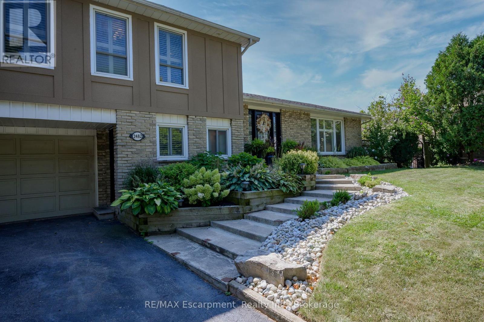 2482 Waterford Street, Oakville, Ontario  L6L 5E6 - Photo 3 - W12354652