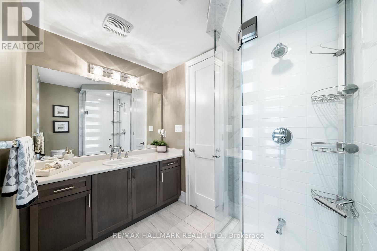 15 Carrville Woods Circle, Vaughan, Ontario  L6A 4Z6 - Photo 10 - N12354507
