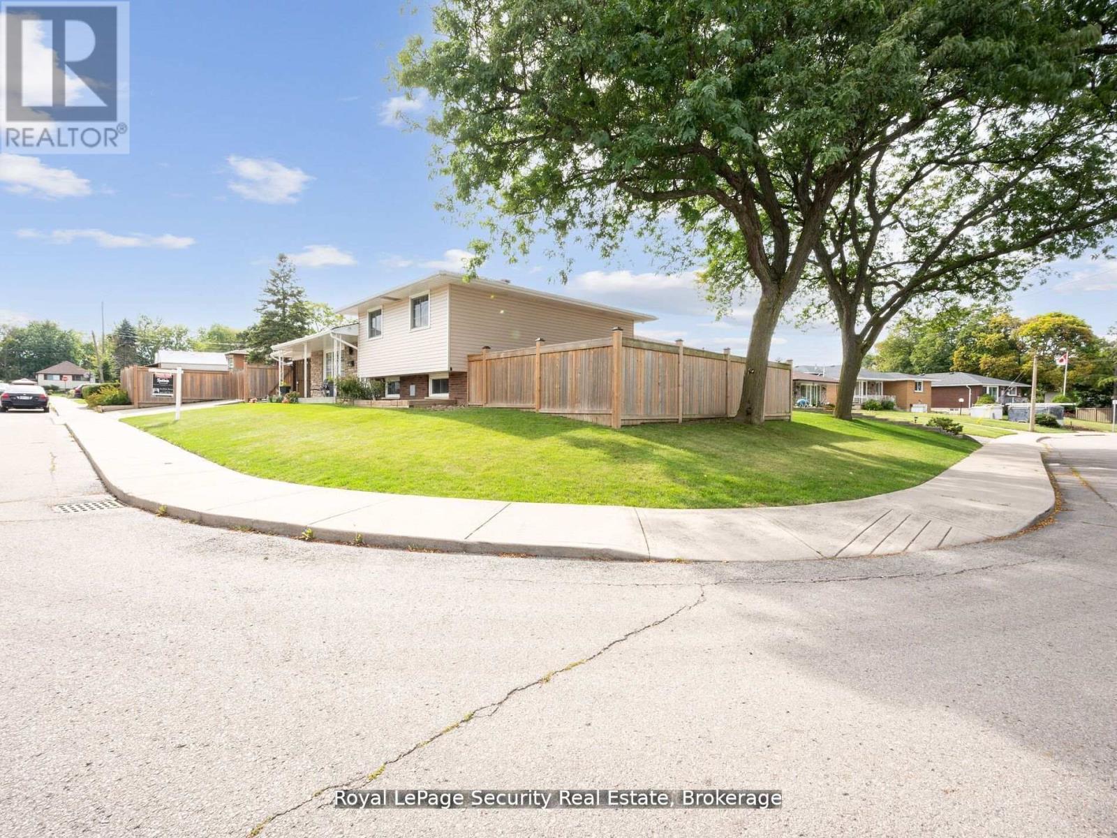 2 Maitland Avenue, Hamilton, Ontario  L9A 3J3 - Photo 2 - X12354401