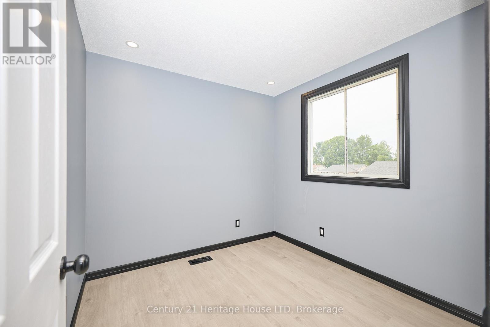 36 Dodds Court Court, Fort Erie, Ontario  L2A 5Z2 - Photo 21 - X12354742