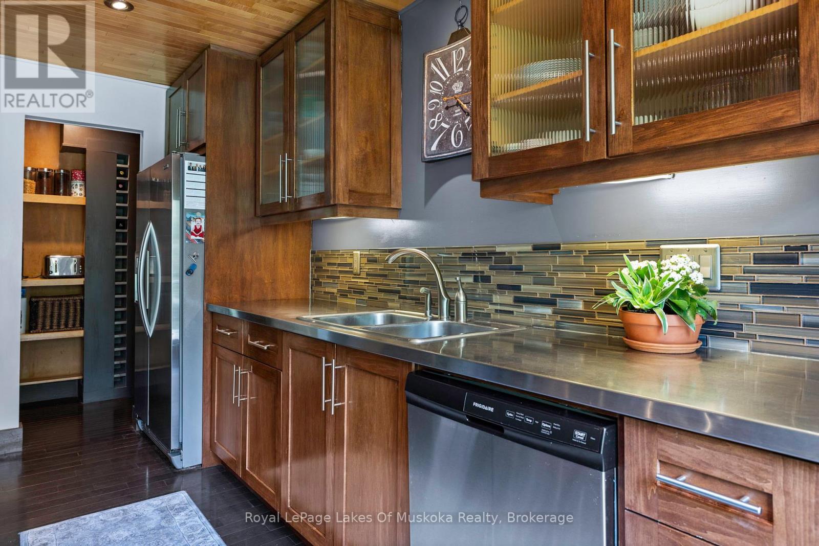 31 Curling Road, Bracebridge, Ontario  P1L 1M6 - Photo 20 - X12354779