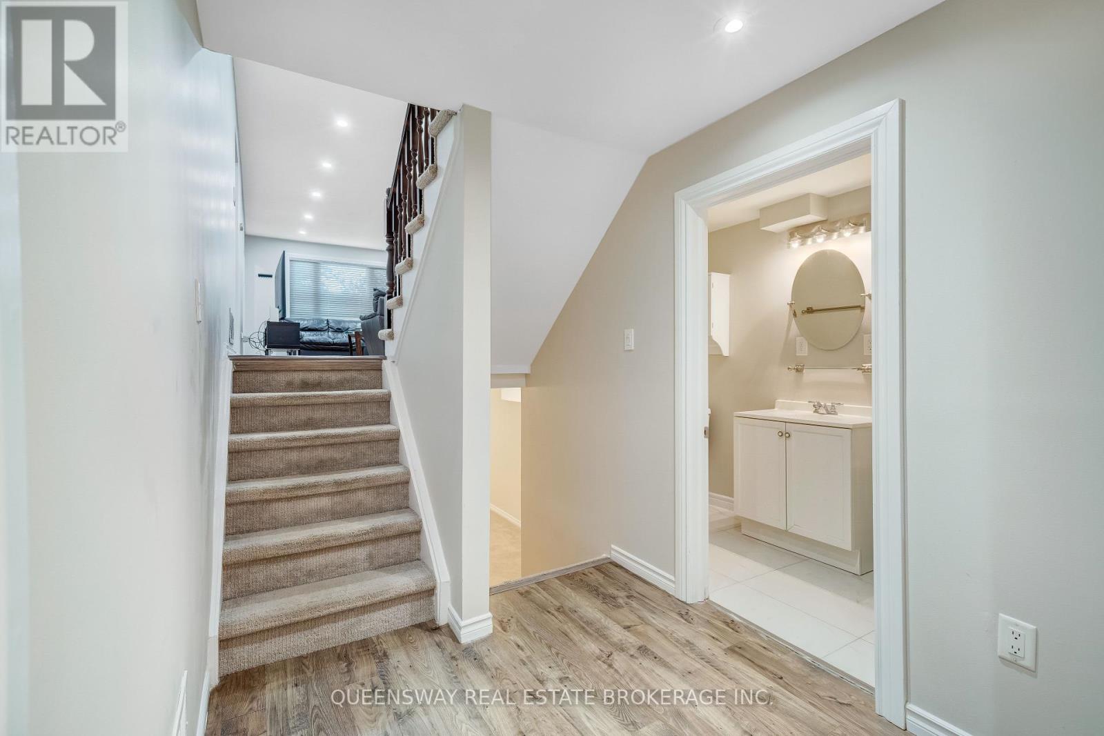39 Garden Crescent, Hamilton, Ontario  L8V 4T3 - Photo 18 - X12354655