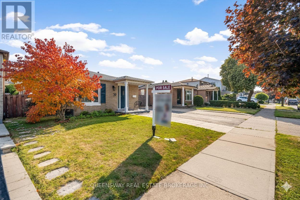 39 Garden Crescent, Hamilton, Ontario  L8V 4T3 - Photo 3 - X12354655