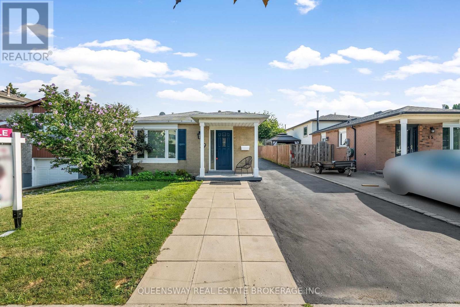 39 Garden Crescent, Hamilton, Ontario  L8V 4T3 - Photo 4 - X12354655