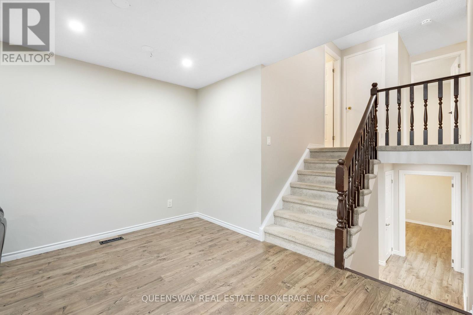 39 Garden Crescent, Hamilton, Ontario  L8V 4T3 - Photo 7 - X12354655