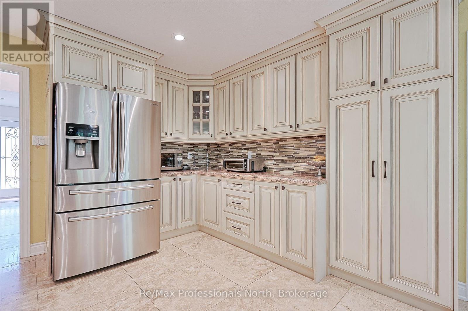 8 Elmsley Drive E, Richmond Hill, Ontario L4C 8N1 - Photo 14 - N12354882