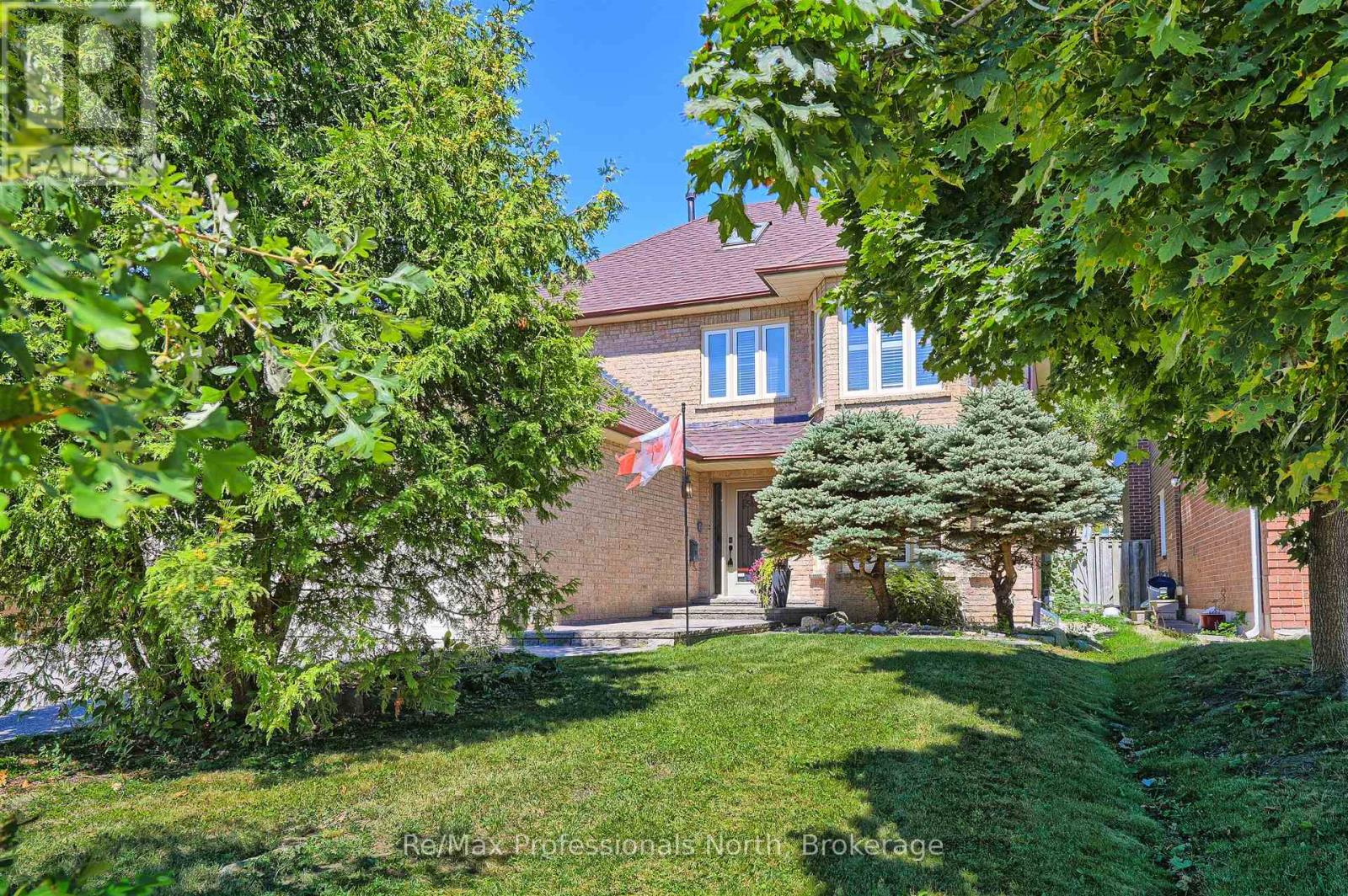 8 Elmsley Drive E, Richmond Hill, Ontario L4C 8N1 - Photo 2 - N12354882